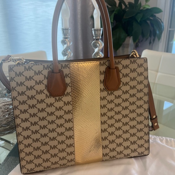 Michael Kors Eva Large Tote + Dust Bag - Picture 2 of 5